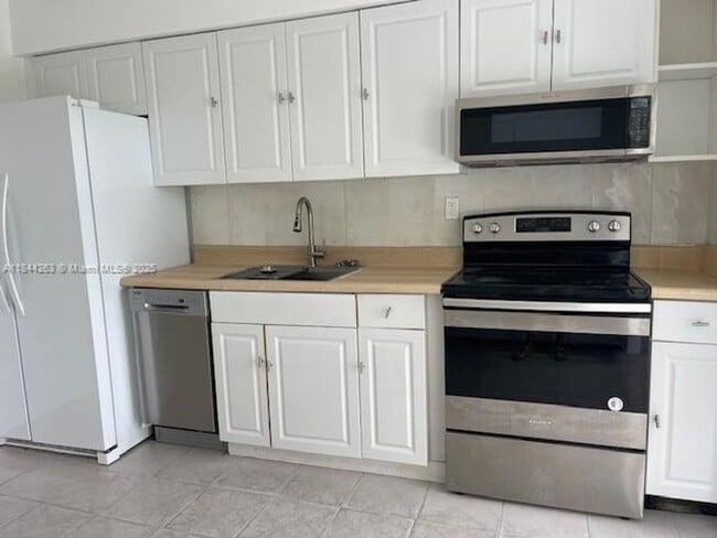 18801 Atlantic Blvd in Sunny Isles Beach, FL - Building Photo - Building Photo