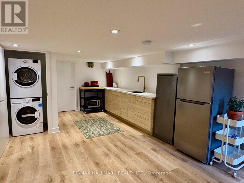 62 Palmerston Ave in Toronto, ON - Building Photo