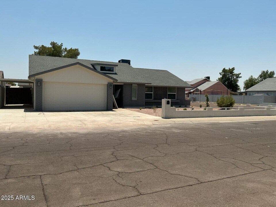 8837 W Highland Ave in Phoenix, AZ - Building Photo