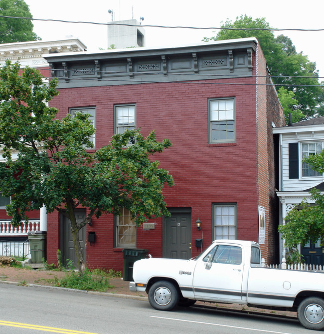 2105 E Broad St in Richmond, VA - Foto de edificio - Building Photo