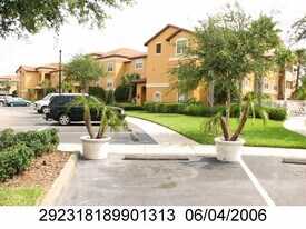 5447 Vineland Rd in Orlando, FL - Building Photo