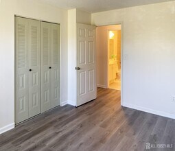 321 Hampshire Ct in Piscataway, NJ - Building Photo - Building Photo