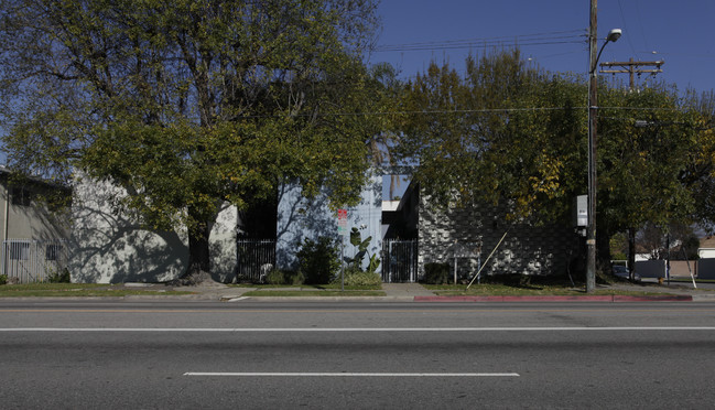 Caribbean Apartments in Van Nuys, CA - Building Photo - Building Photo