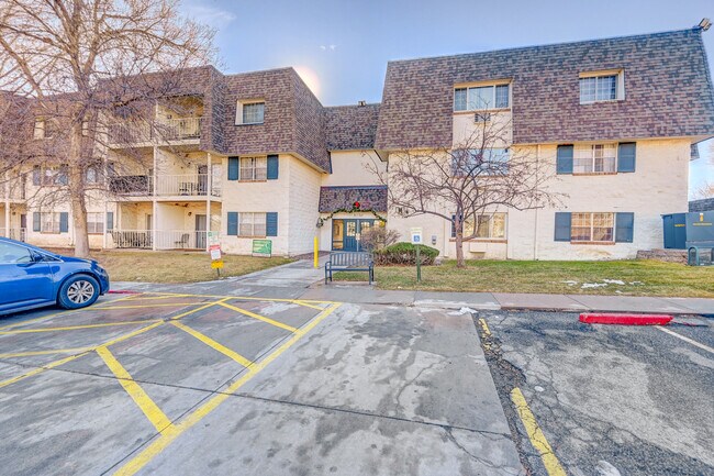 5770 E Warren Ave, Unit #C-114 in Denver, CO - Building Photo - Building Photo