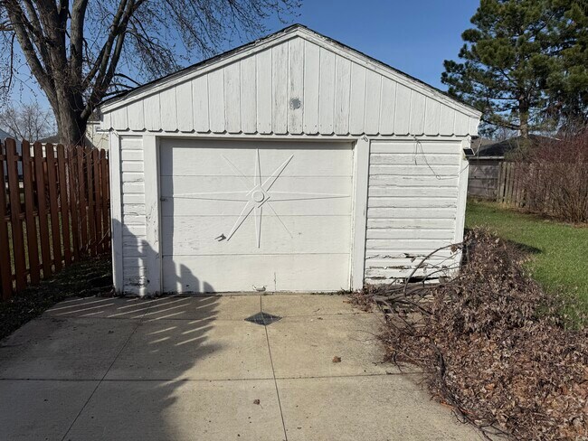 15438 Meigs Blvd in Brook Park, OH - Foto de edificio - Building Photo
