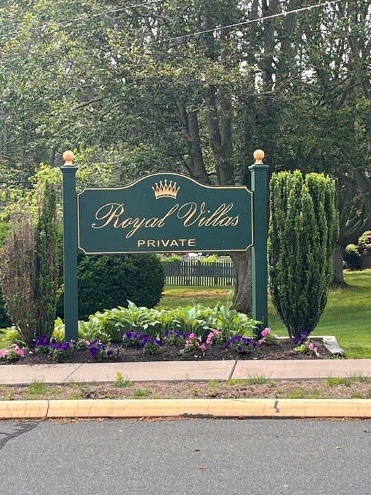 142 Hampton Ct in Newington, CT - Building Photo