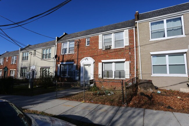 1322 Downing Pl Ne in Washington, DC - Building Photo - Building Photo