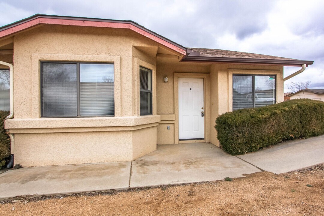 8460 E Lakeshore Dr in Prescott Valley, AZ - Building Photo