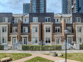 383 Prince Of Wales Dr in Mississauga, ON - Building Photo