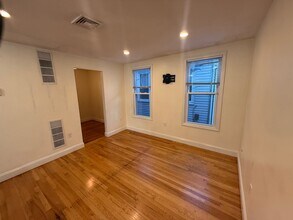 12 Cheever Ct, Unit 2 in Boston, MA - Building Photo - Building Photo