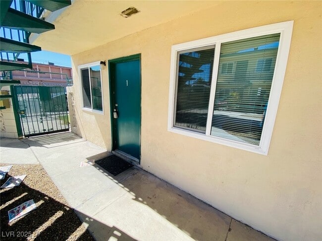 3762 Royal Crest St in Las Vegas, NV - Building Photo - Building Photo