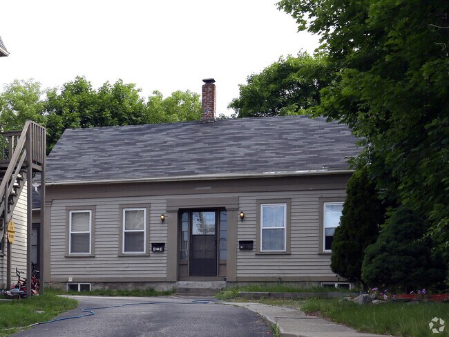 215 Providence St in Putnam, CT - Building Photo - Building Photo