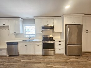 513 S La Grange St in Flatonia, TX - Building Photo - Building Photo