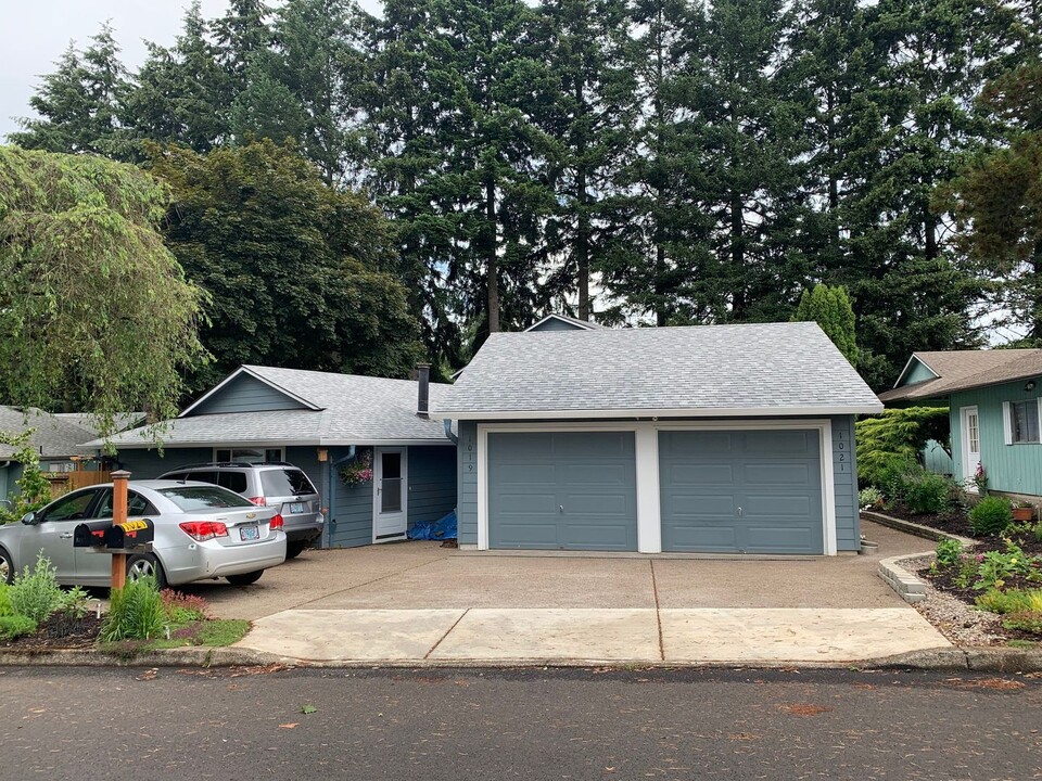 1021 Hazelwood Dr in Oregon City, OR - Building Photo