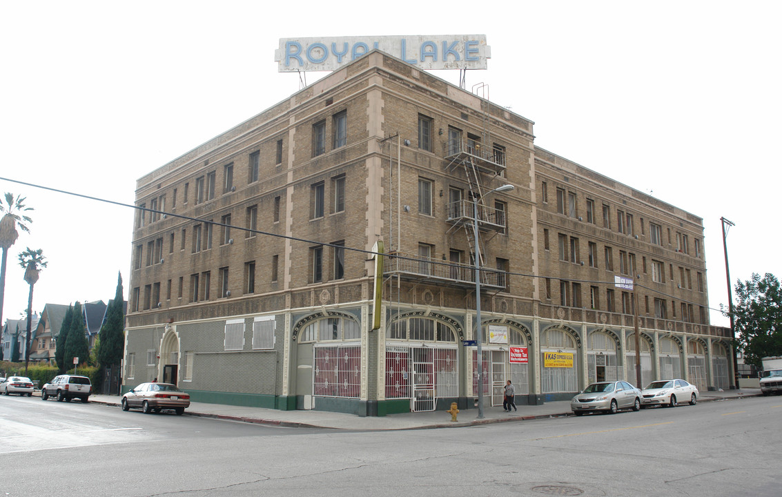 Royal Lake Apartments in Los Angeles, CA - Building Photo