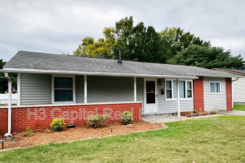 319 Joy Dr in O'Fallon, IL - Building Photo