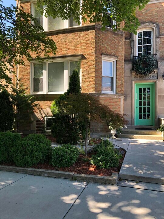 5940 N Bernard St, Unit Garden in Chicago, IL - Building Photo