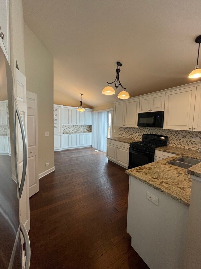 6 Redbud Ct in Lake In The Hills, IL - Building Photo - Building Photo