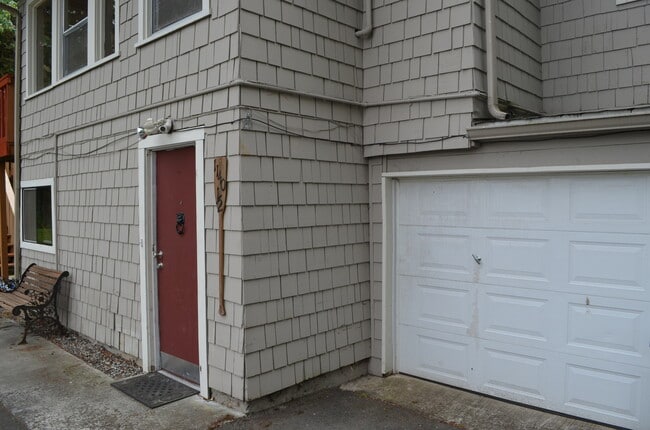 1140 Shorewood Dr in Bremerton, WA - Building Photo - Building Photo