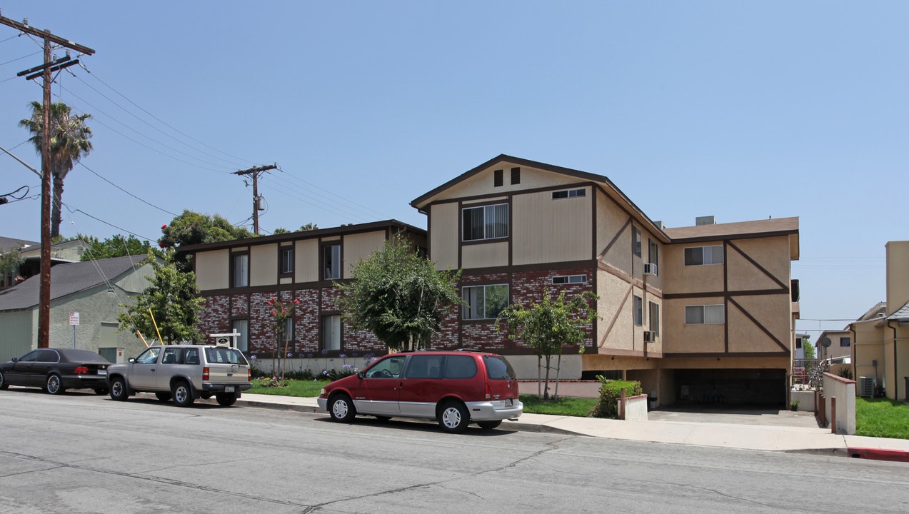 322 E Cedar Ave in Burbank, CA - Foto de edificio