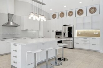 5765 SW 84th St in Miami, FL - Building Photo - Building Photo