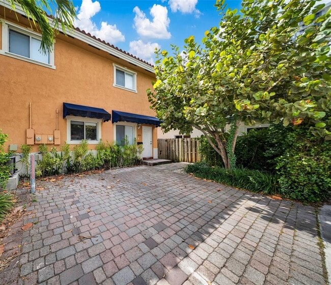 property at 2814 SW 27th St