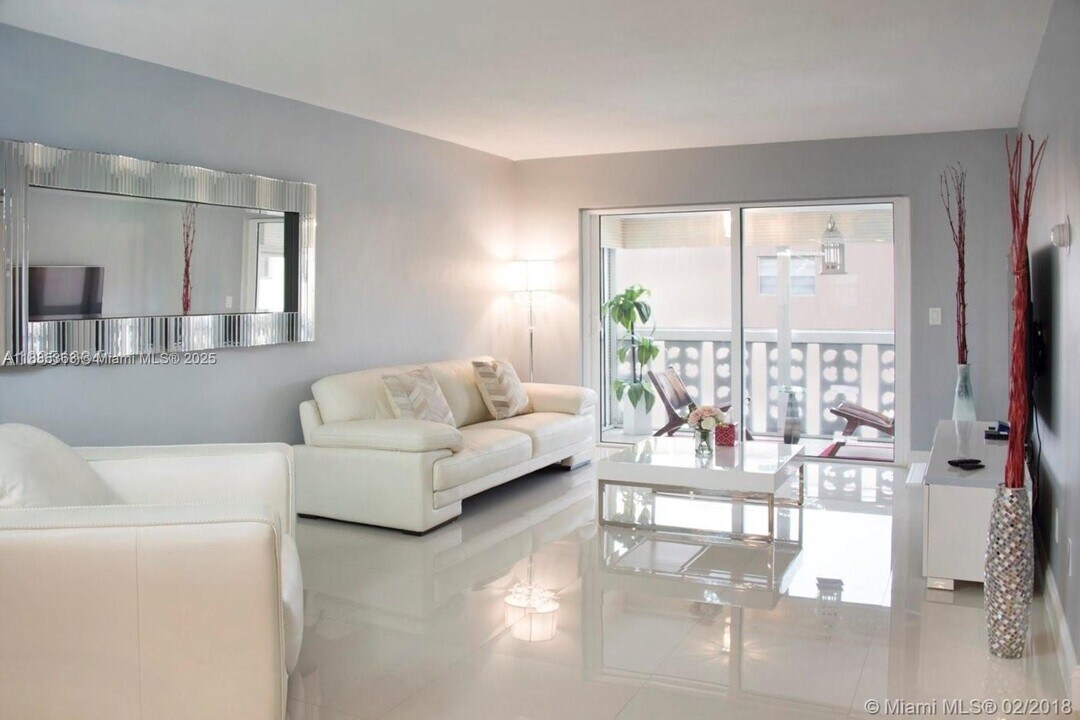 801 Pine Dr in Pompano Beach, FL - Building Photo