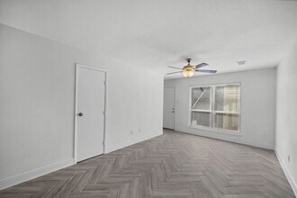 8801 Hammerly Blvd in Houston, TX - Building Photo - Building Photo