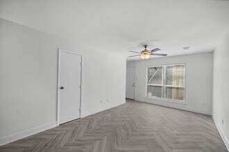 8801 Hammerly Blvd, Unit 361 in Houston, TX - Building Photo - Building Photo