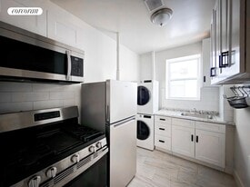 254 Manhattan Ave in New York, NY - Building Photo