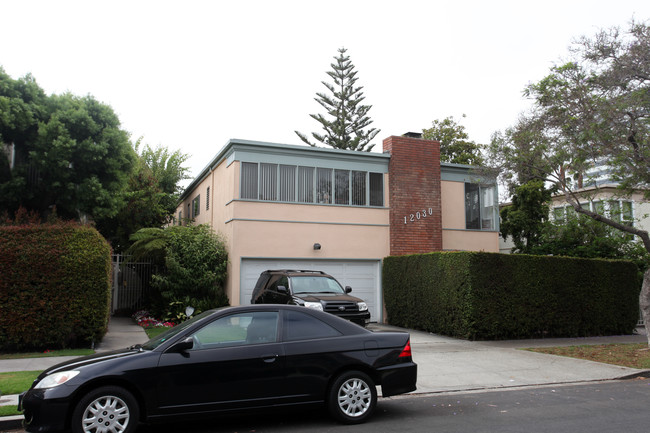 12030 Goshen Ave in Los Angeles, CA - Foto de edificio - Building Photo