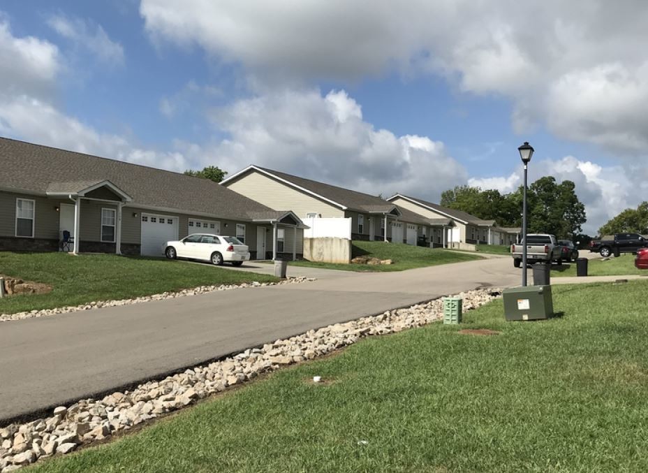 Cardinal Villas in Farmington, MO - Building Photo