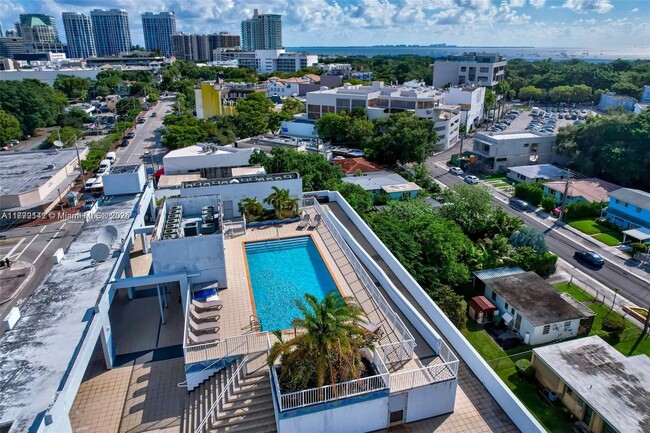 3250 Grand Ave in Miami, FL - Building Photo - Building Photo