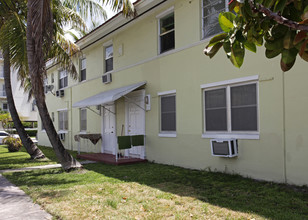 50 Majorca Ave in Coral Gables, FL - Foto de edificio - Building Photo