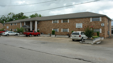 Colonial West in Beaumont, TX - Foto de edificio - Building Photo