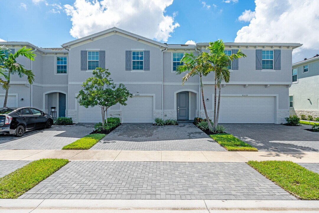 4341 Pond Lily Ln in Greenacres, FL - Building Photo