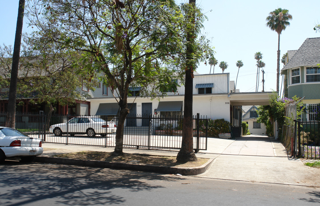 950 Menlo Ave in Los Angeles, CA - Building Photo