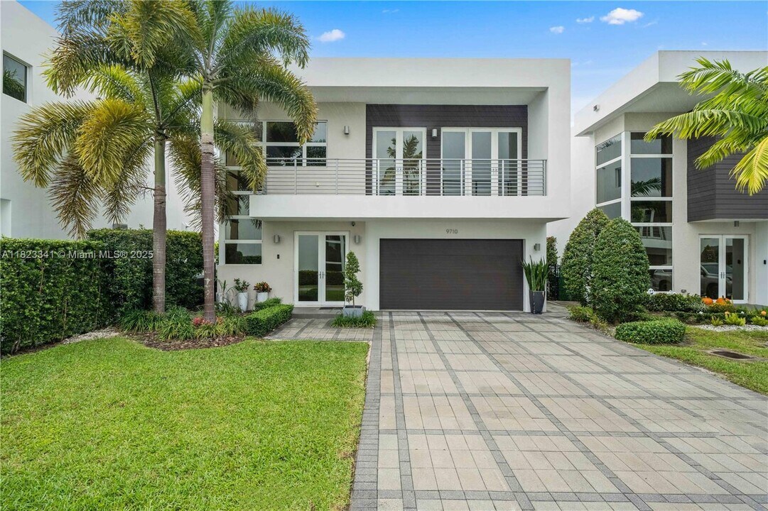 9710 NW 74th Terrace in Doral, FL - Building Photo