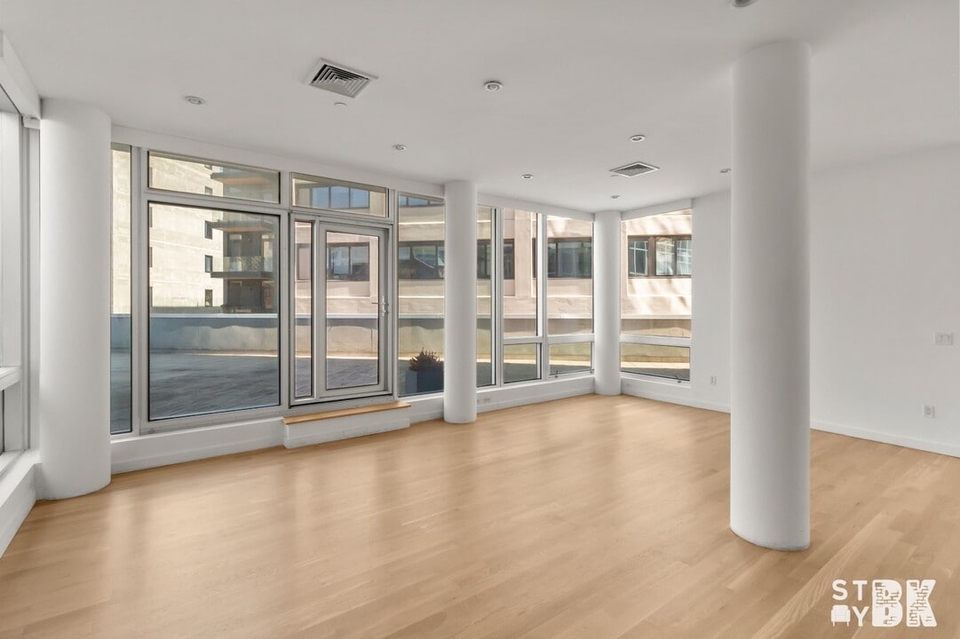 525 Clinton Ave in Brooklyn, NY - Building Photo