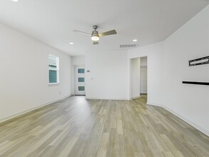 7712 Jackson Graham Dr in Austin, TX - Foto de edificio - Building Photo