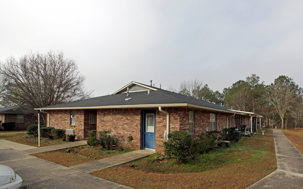 East Gate Manor Apartments in Magee, MS - Building Photo