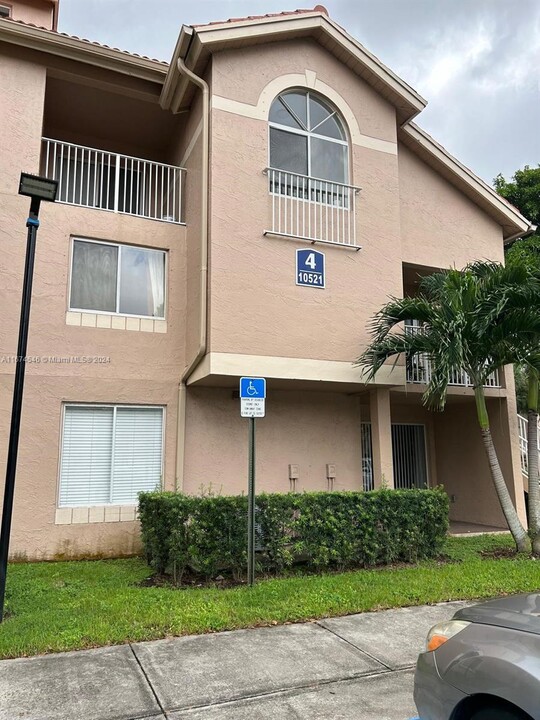 10521 SW 157th Pl in Miami, FL - Foto de edificio