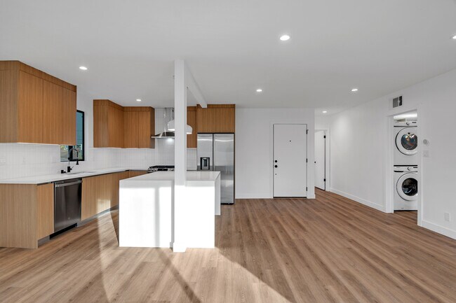950 Havenhurst Dr, Unit 4 in West Hollywood, CA - Building Photo - Building Photo