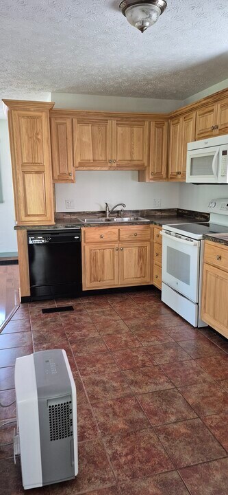 216 Waitsboro Xing in Bronston, KY - Building Photo
