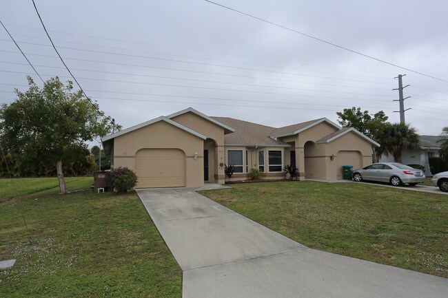 4607 SW Santa Barbara Pl in Cape Coral, FL - Building Photo - Building Photo