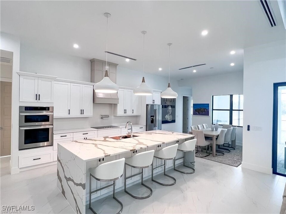 687 23rd St SW in Naples, FL - Foto de edificio