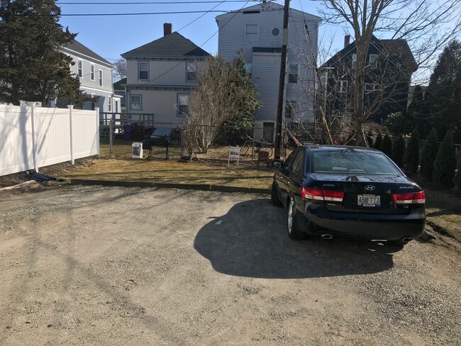 9 Hammond St, Unit 1 in Newport, RI - Foto de edificio - Building Photo