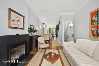 320 E 55th St in New York, NY - Building Photo - Building Photo