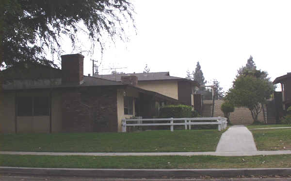 1124 W 9th St in Corona, CA - Foto de edificio - Building Photo