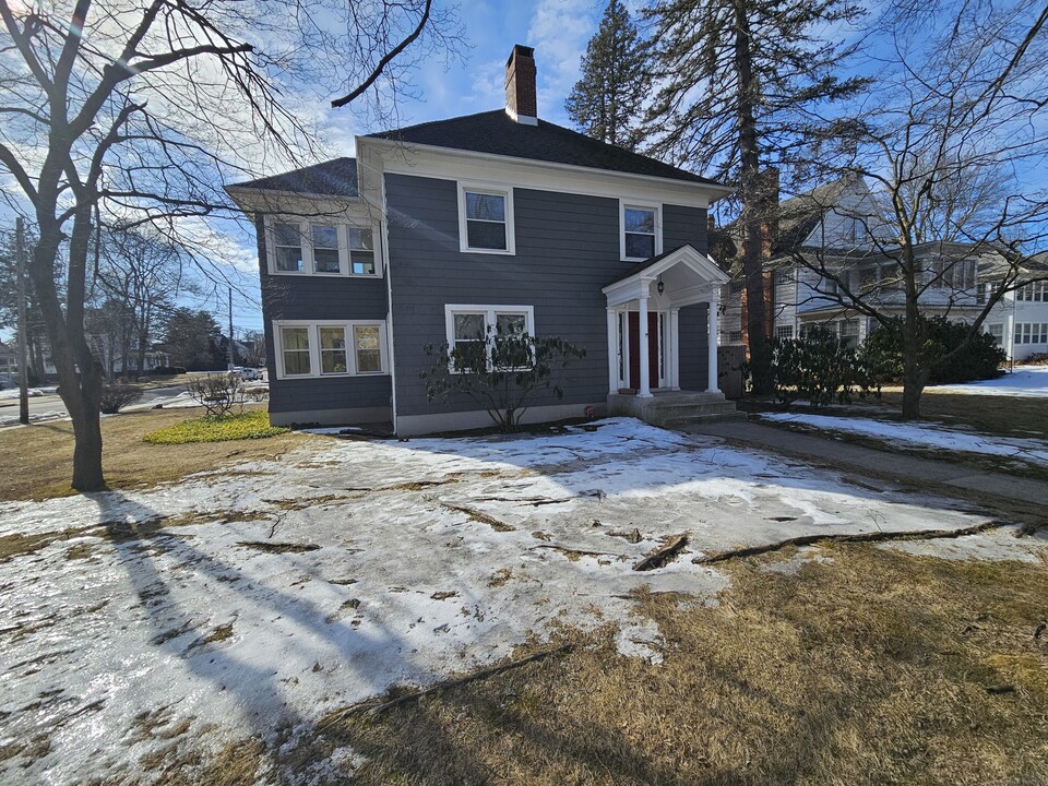 1093 Farmington Ave in West Hartford, CT - Building Photo